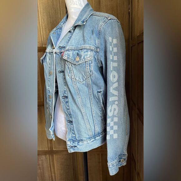 Levi’s Denim Jean Jacket. - Picture 1 of 6